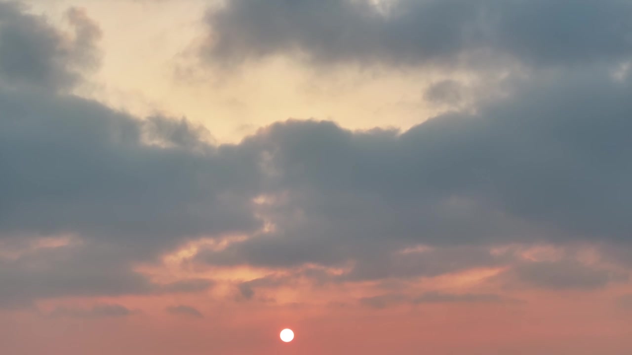 仅天空日落晚霞乌云戏剧性的天空视频素材