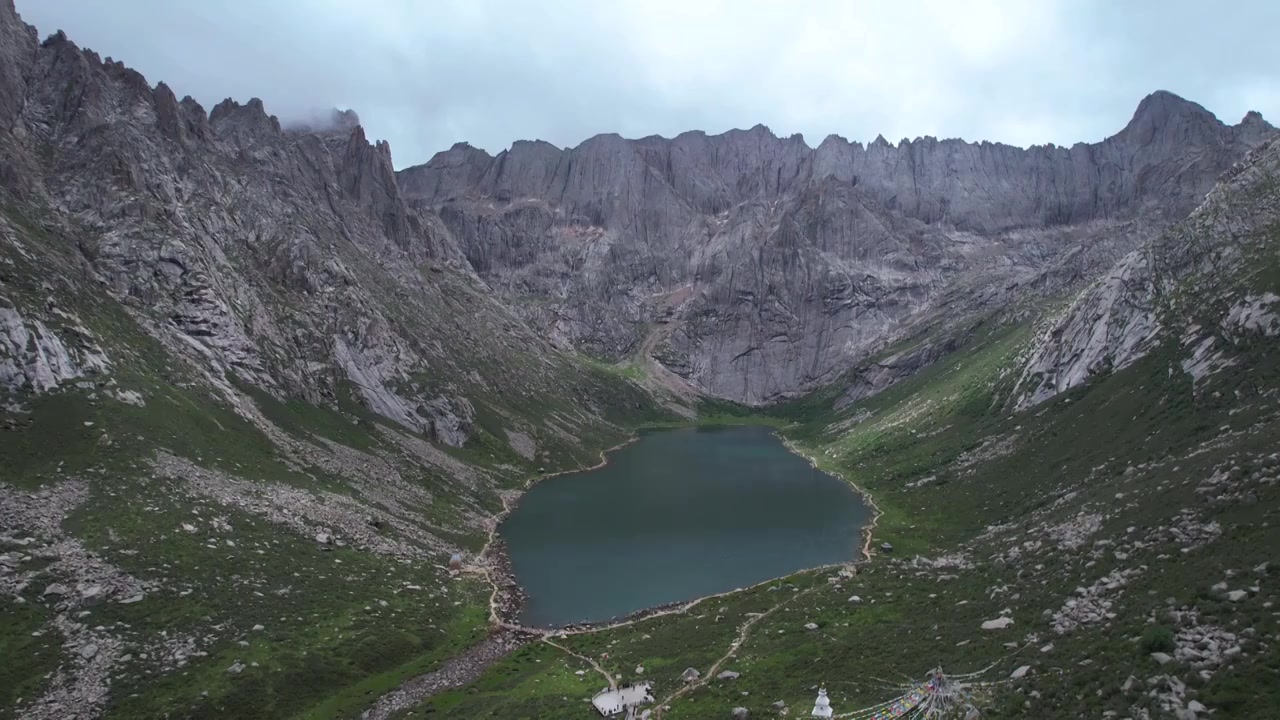 航拍川西旅游莲宝叶则石头山高原湖泊视频素材