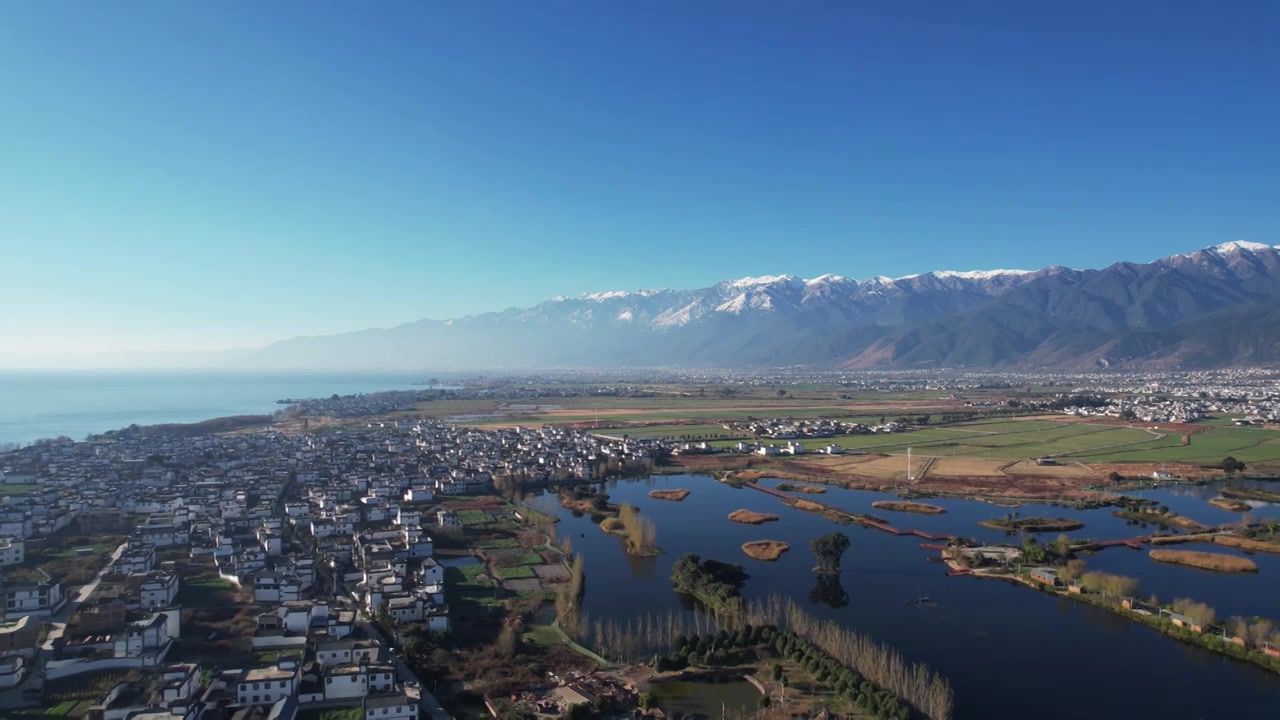 航拍云南旅游大理苍山洱海边乡村农田视频素材