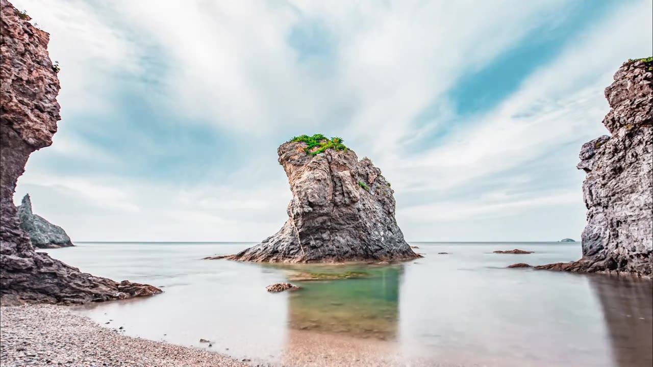 中国辽宁大连大黑石海岸月牙岩石风光视频素材