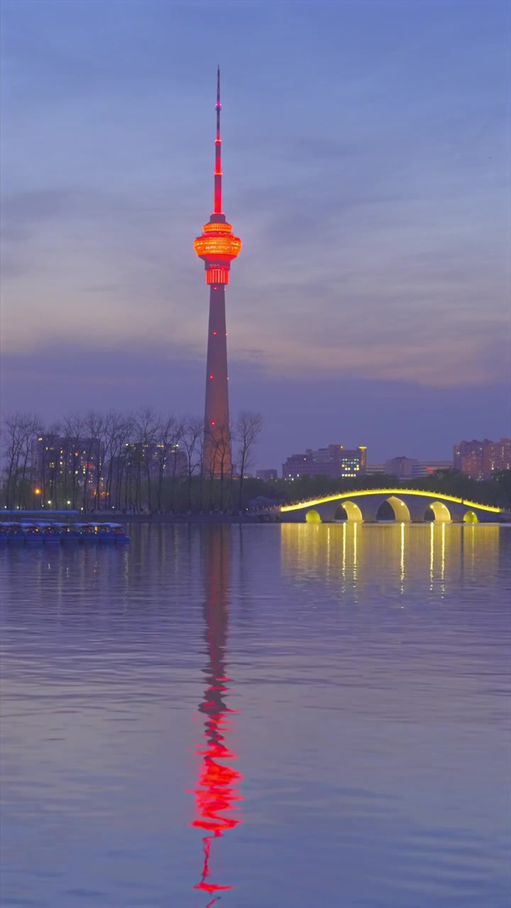 北京玉渊潭公园 中堤桥 中央电视塔 夜景 湖面倒影视频素材