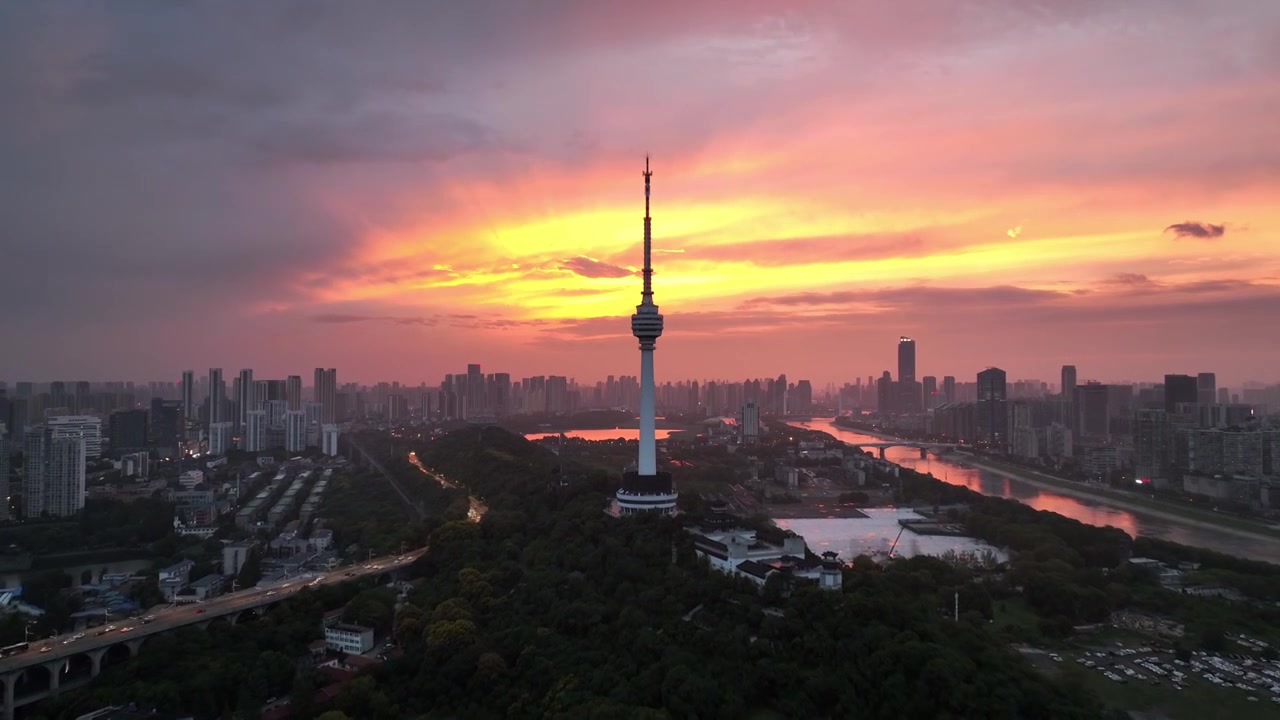 绚丽多彩晚霞下的湖北省武汉市龟山电视塔航拍视频素材