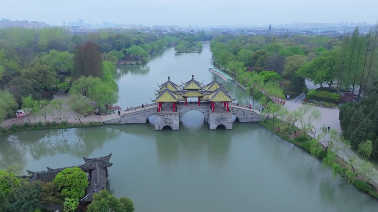 航拍烟雨江南扬州瘦西湖风景区视频素材