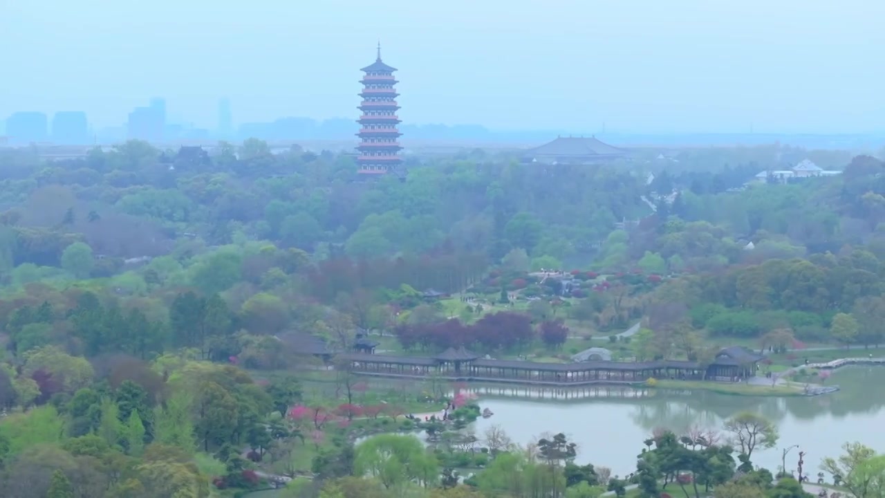 航拍烟雨江南扬州瘦西湖风景区视频素材