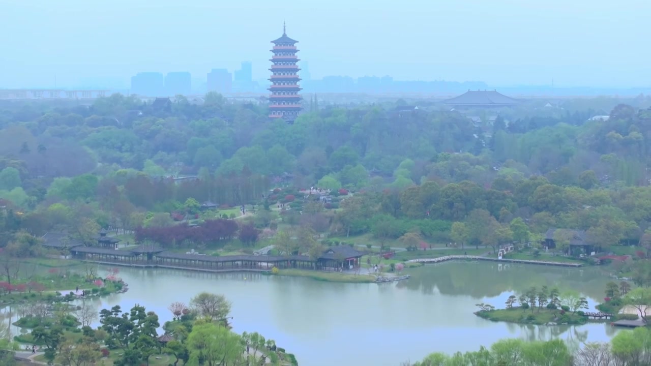 航拍烟雨江南扬州瘦西湖风景区视频素材