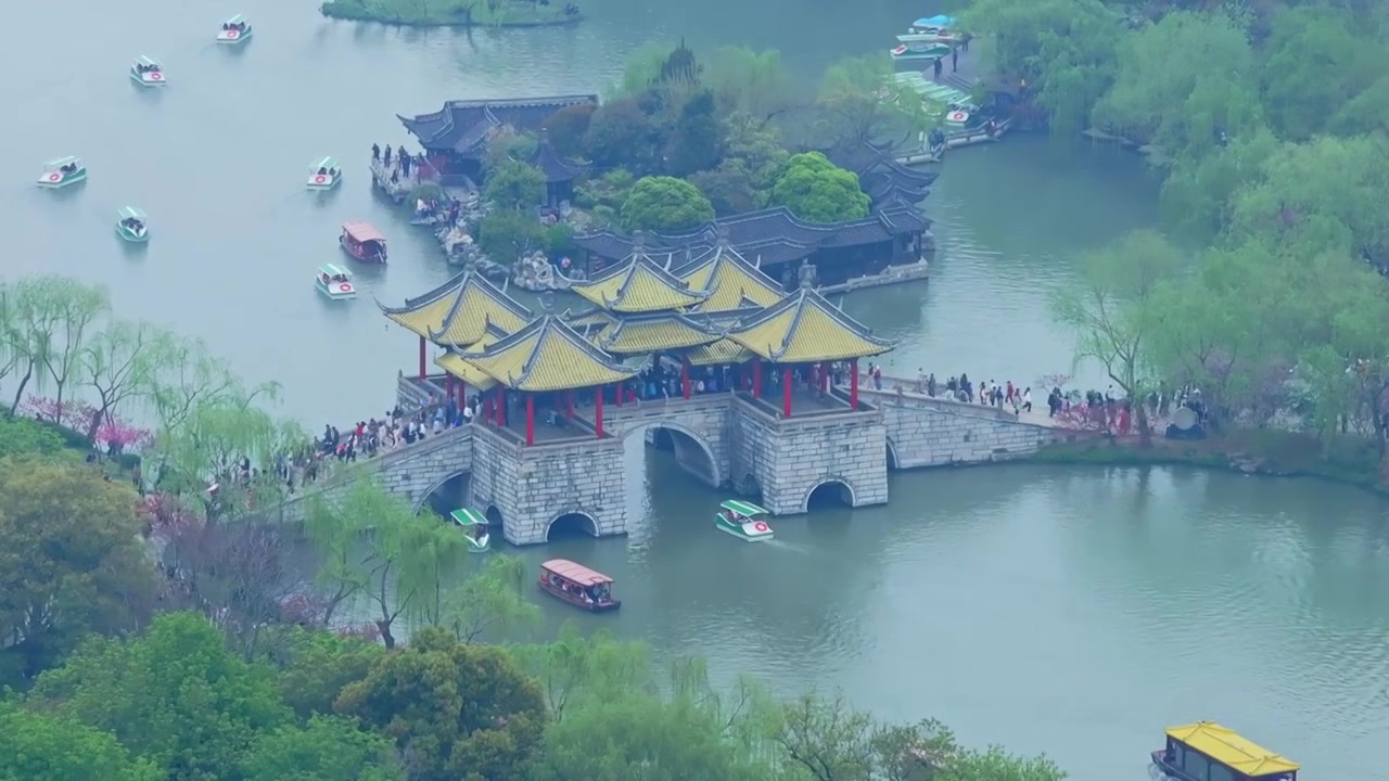 航拍烟雨江南扬州瘦西湖风景区视频素材