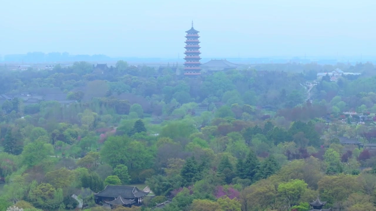 航拍烟雨江南扬州瘦西湖风景区视频素材