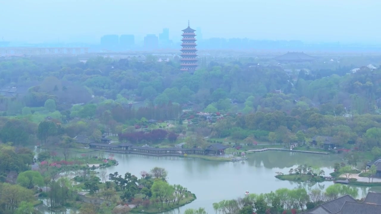 航拍烟雨江南扬州瘦西湖风景区视频素材