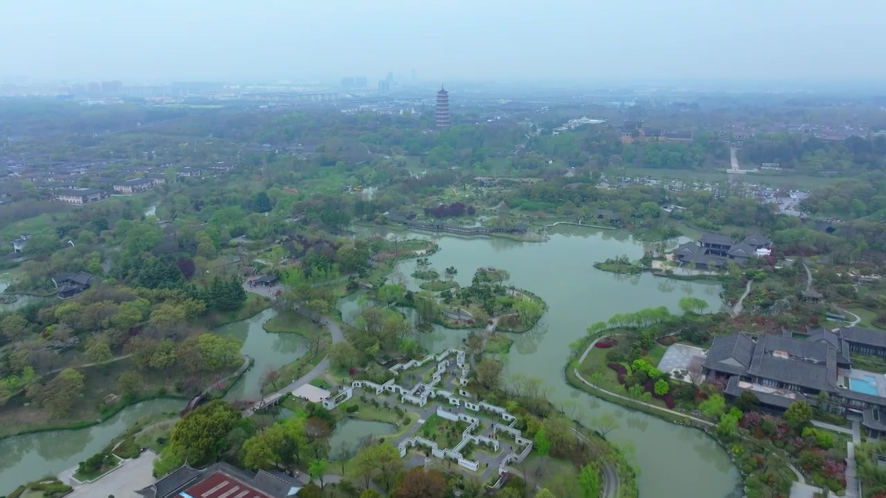 航拍烟雨江南扬州瘦西湖风景区视频素材