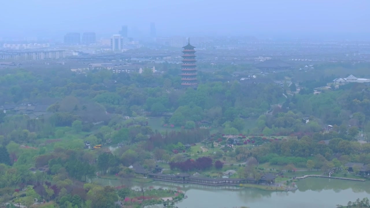 航拍烟雨江南扬州瘦西湖风景区视频素材