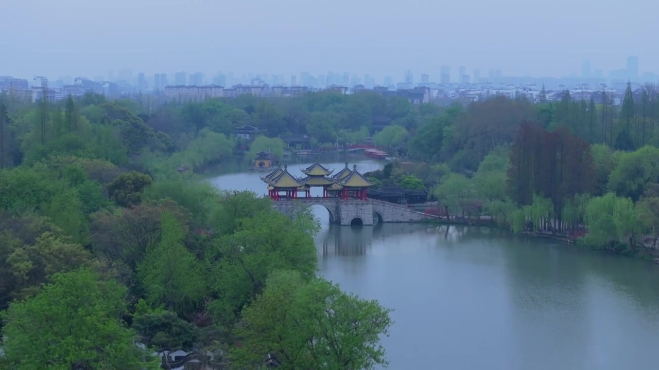 航拍烟雨江南扬州瘦西湖风景区视频素材