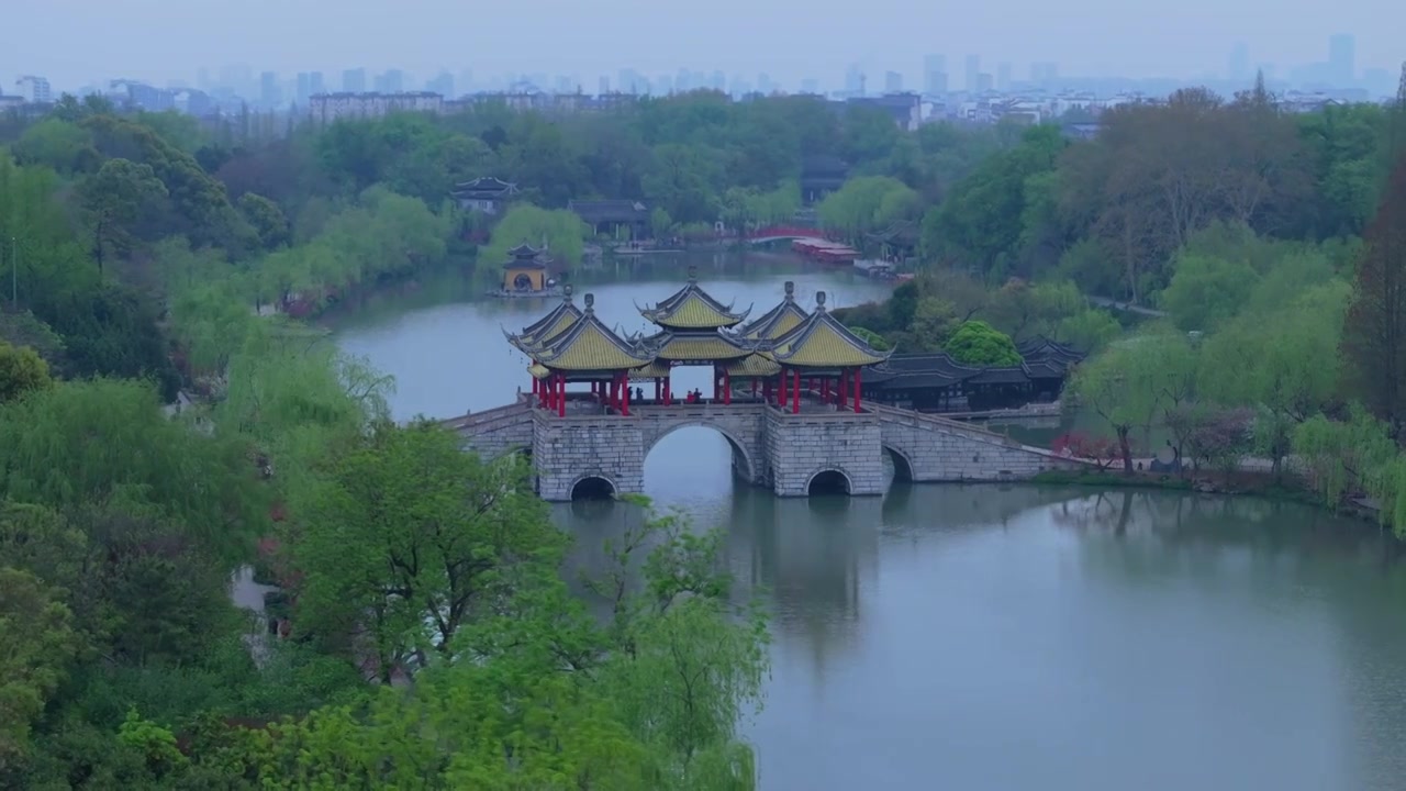 航拍烟雨江南扬州瘦西湖风景区视频素材