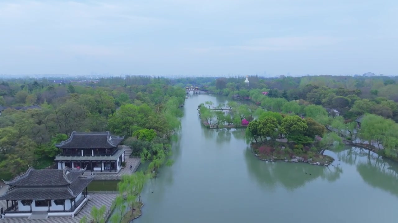 航拍烟雨江南扬州瘦西湖风景区视频素材