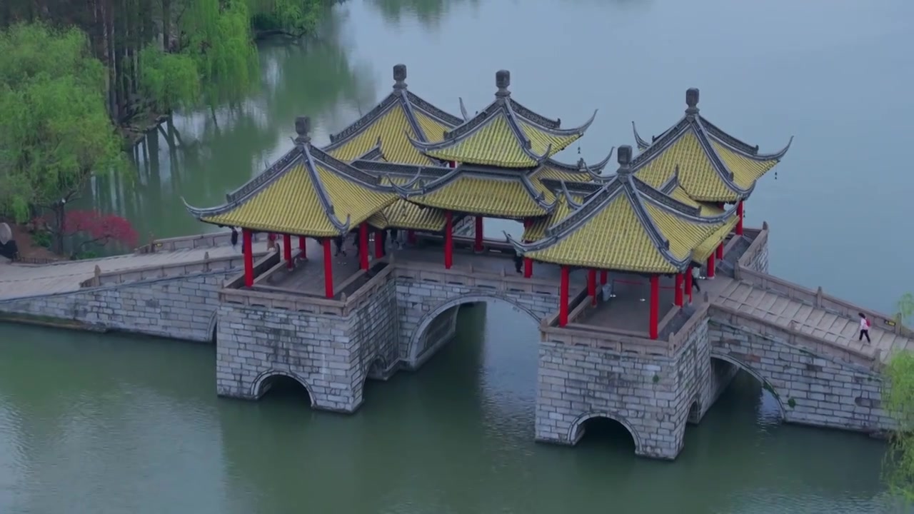 航拍烟雨江南扬州瘦西湖风景区视频素材