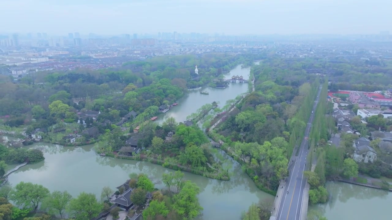 航拍烟雨江南扬州瘦西湖风景区视频素材