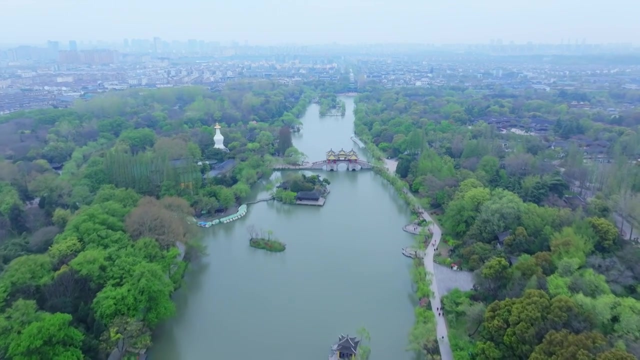 航拍烟雨江南扬州瘦西湖风景区视频素材