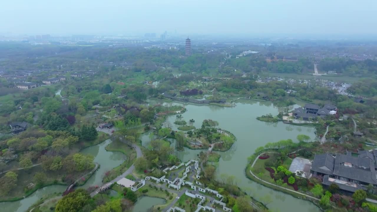 航拍烟雨江南扬州瘦西湖风景区视频素材