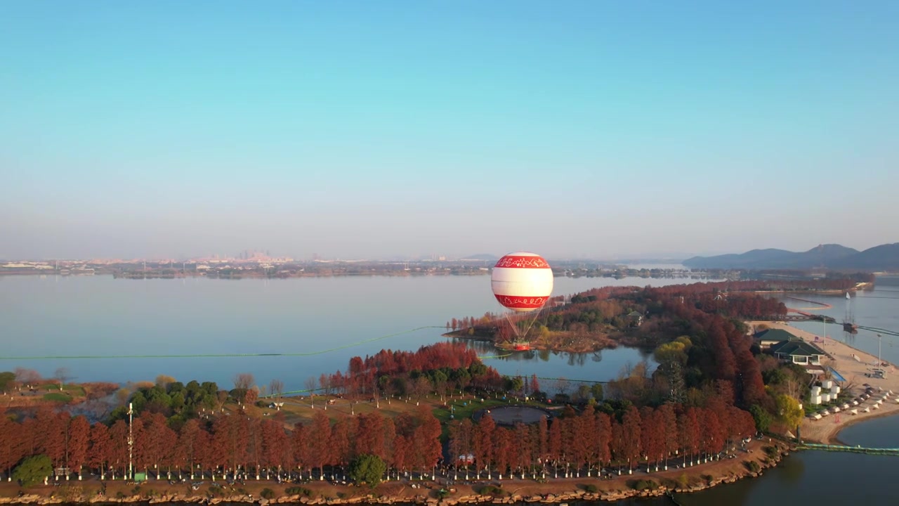 航拍武汉旅游5A级东湖绿道热气球视频素材