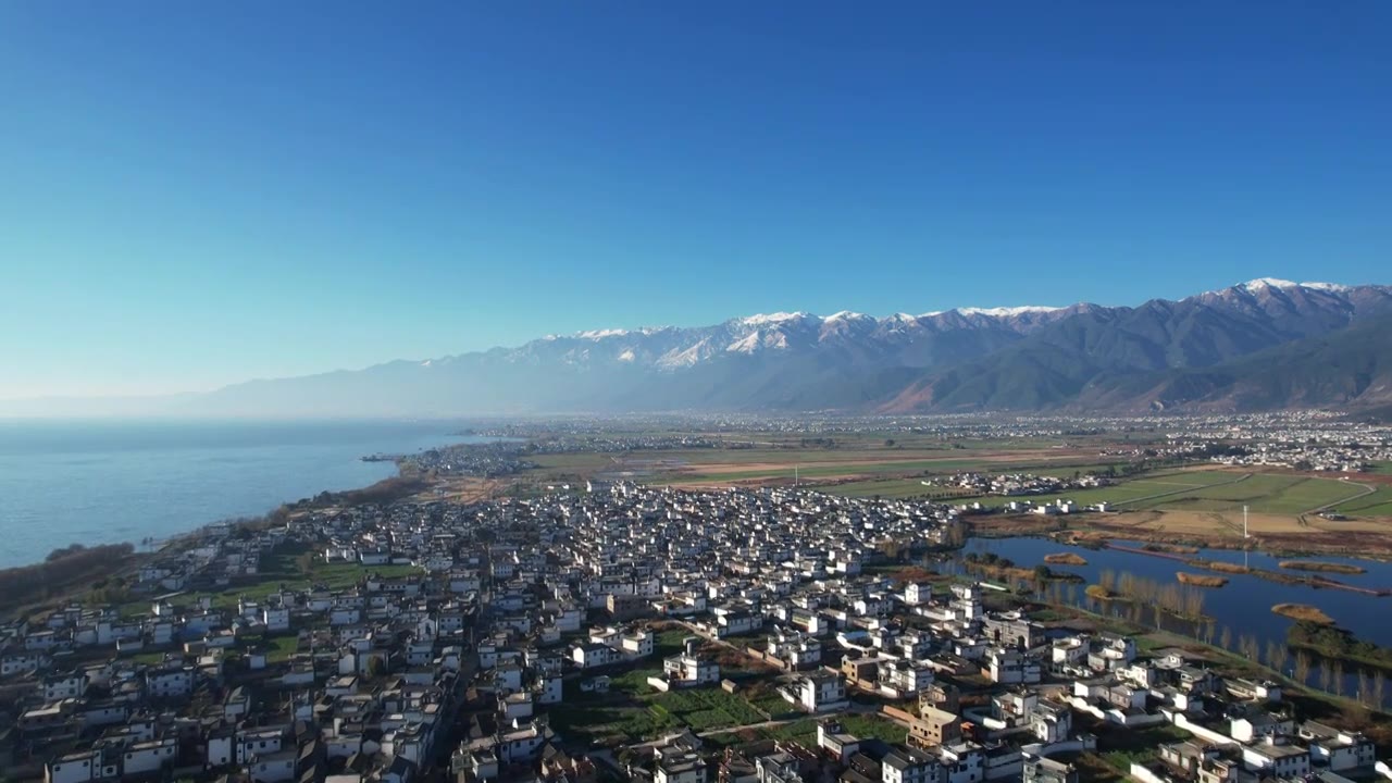 航拍云南旅游大理苍山洱海乡村民宿田园风景视频素材