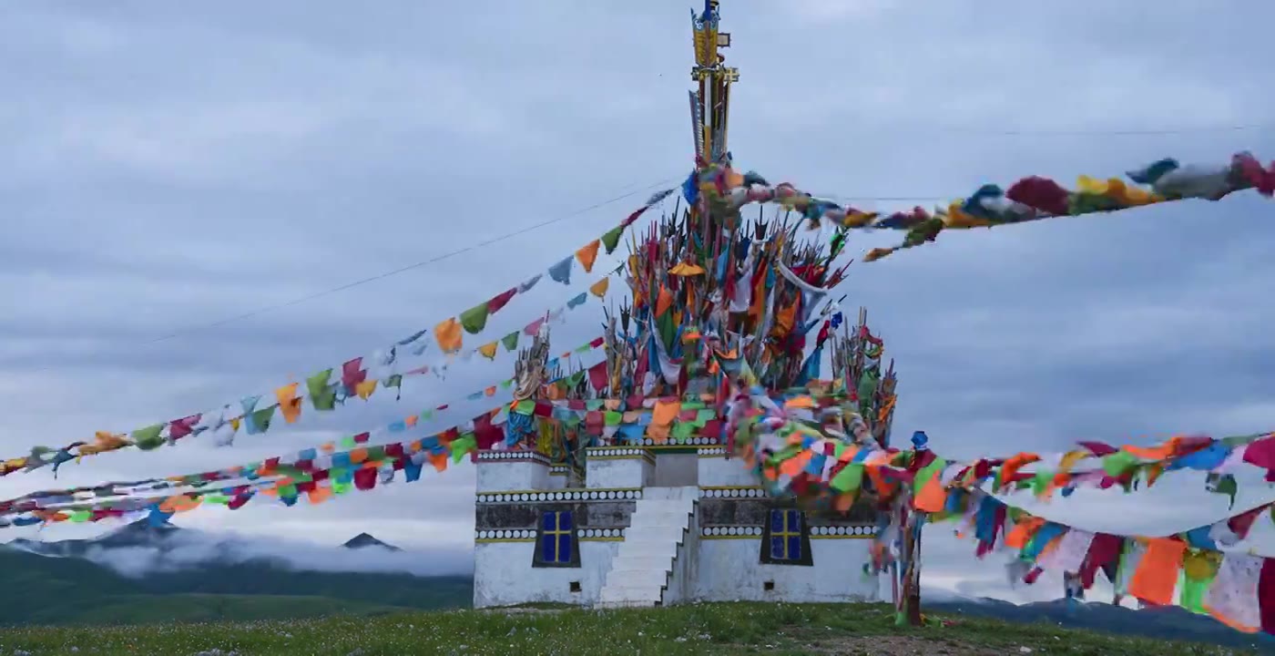 延时藏族祭神祈福仪式五彩经幡视频素材