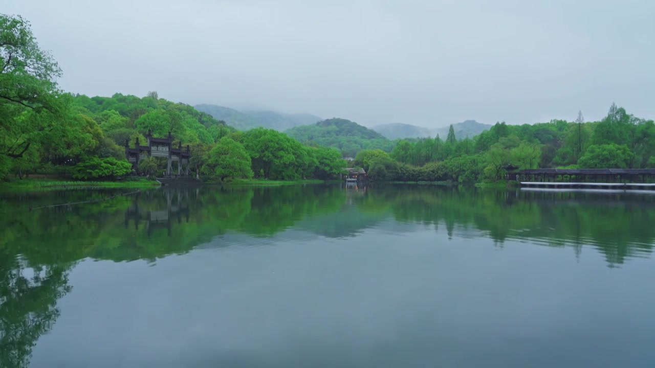 江南杭州西湖浴鹄湾霁虹桥春天阴雨天春雨中的自然治愈风景视频素材