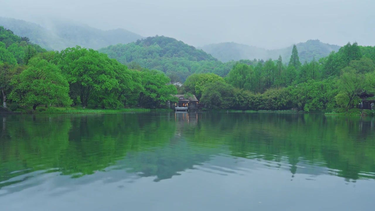 江南杭州西湖浴鹄湾春天阴雨天春雨中的山与茅草屋自然治愈风景视频素材