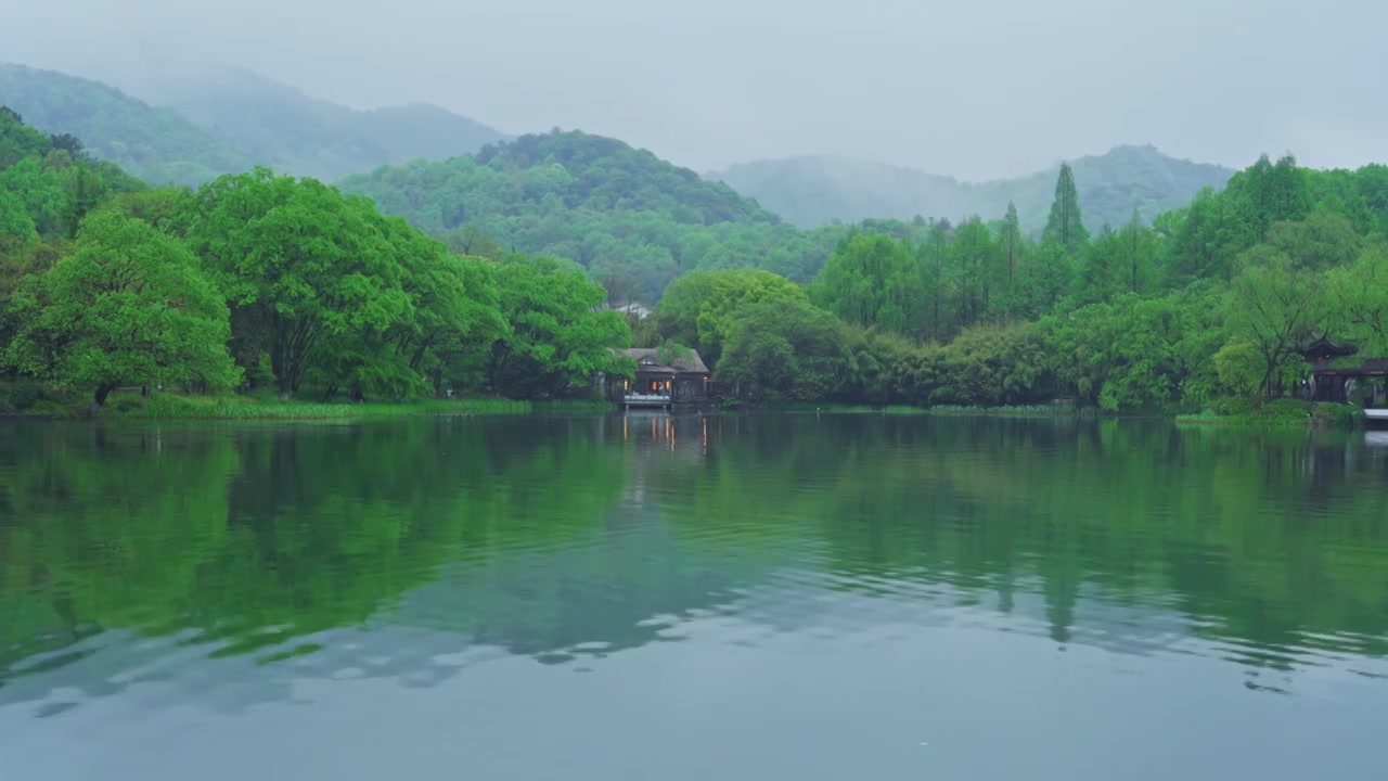 江南杭州西湖浴鹄湾春天阴雨天春雨中的山与茅草屋自然治愈风景视频素材