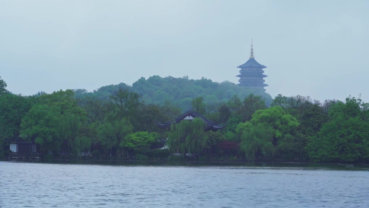 江南杭州西湖春天阴雨天春雨中的雷峰塔视频素材