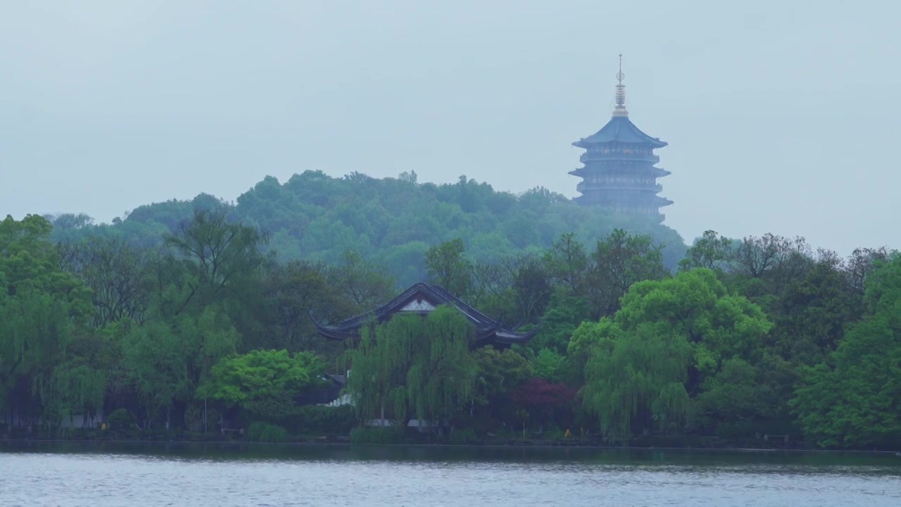 江南杭州西湖春天阴雨天春雨中的雷峰塔视频素材