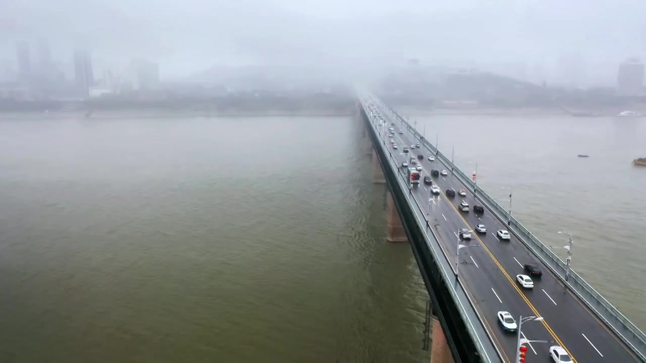 航拍雨雾中的武汉长江大桥视频素材