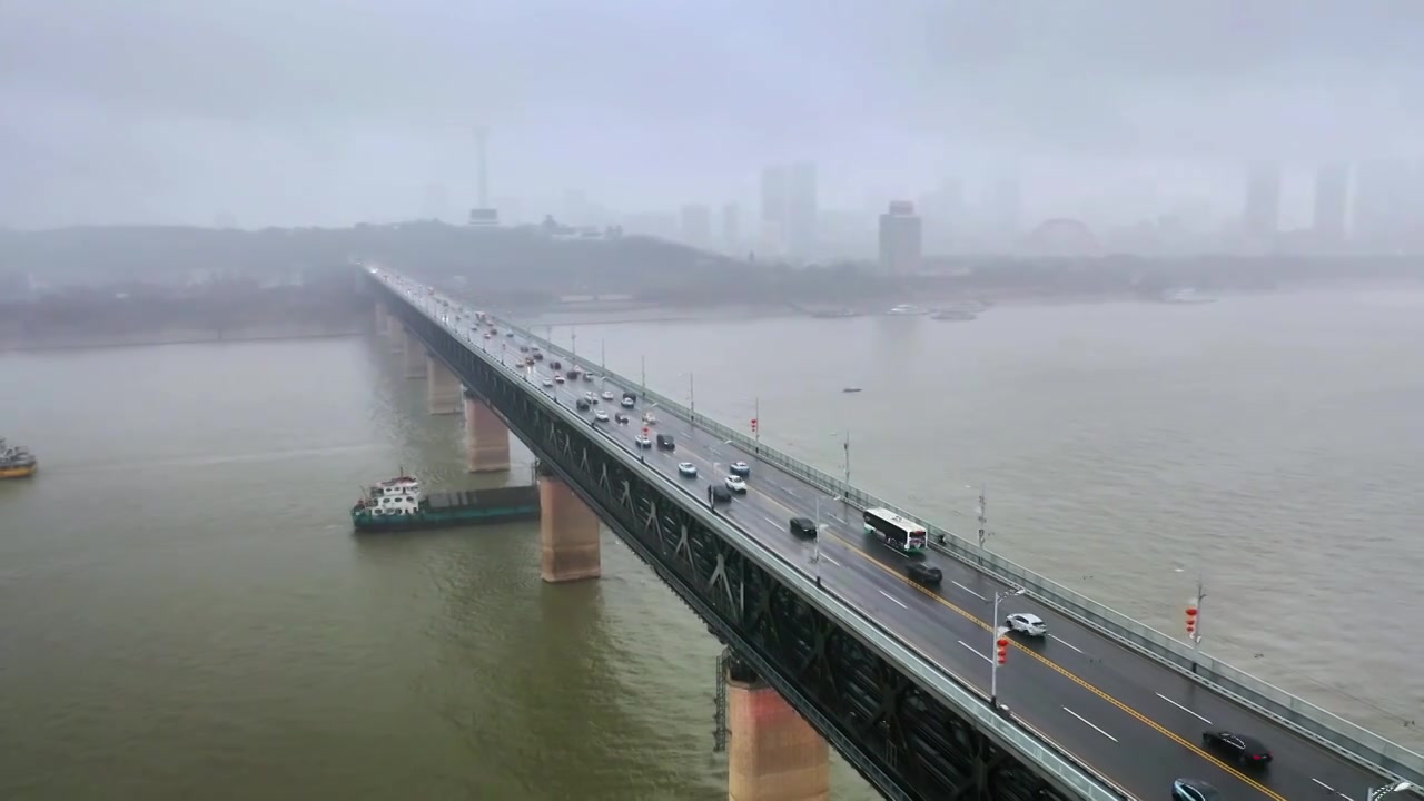 航拍雨雾中的武汉长江大桥视频素材