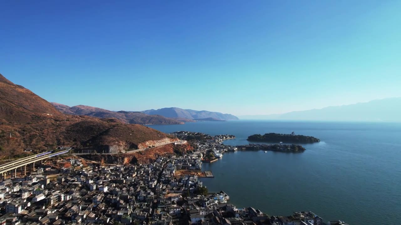 航拍云南旅游大理洱海双廊镇村庄自然湖景视频素材