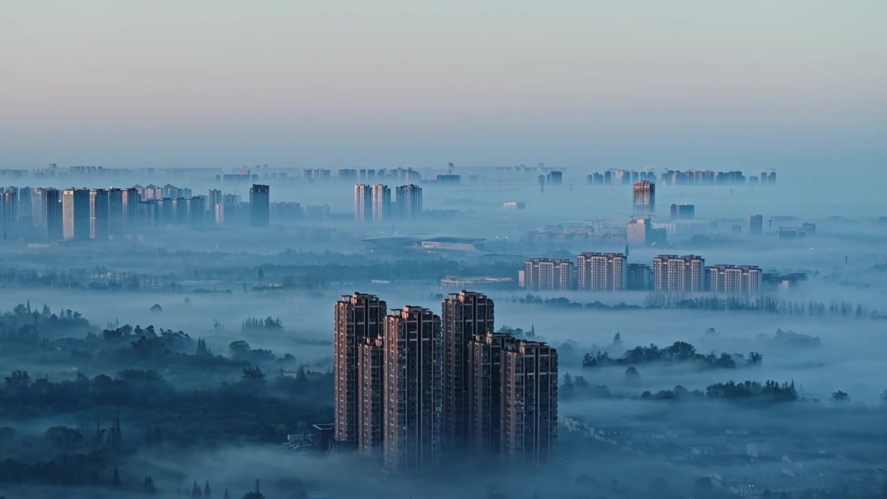 成都郫都清晨雾气中的城市风光视频素材