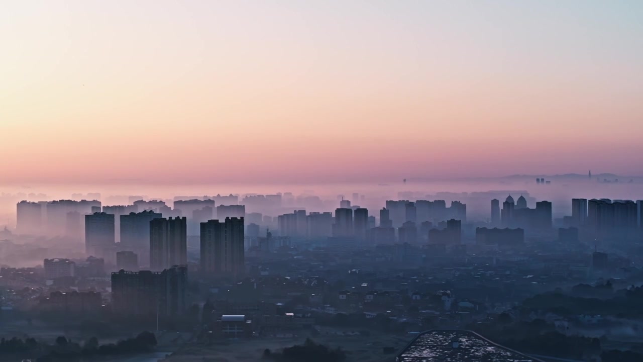 成都郫都清晨日出时分雾气中的城市风光视频素材