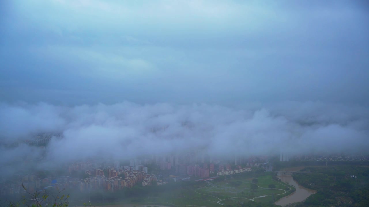 下雨天城市山间云雾缥缈视频素材