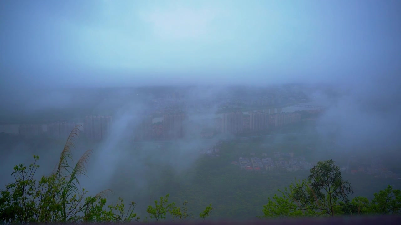 下雨天城市山间云雾缥缈视频素材