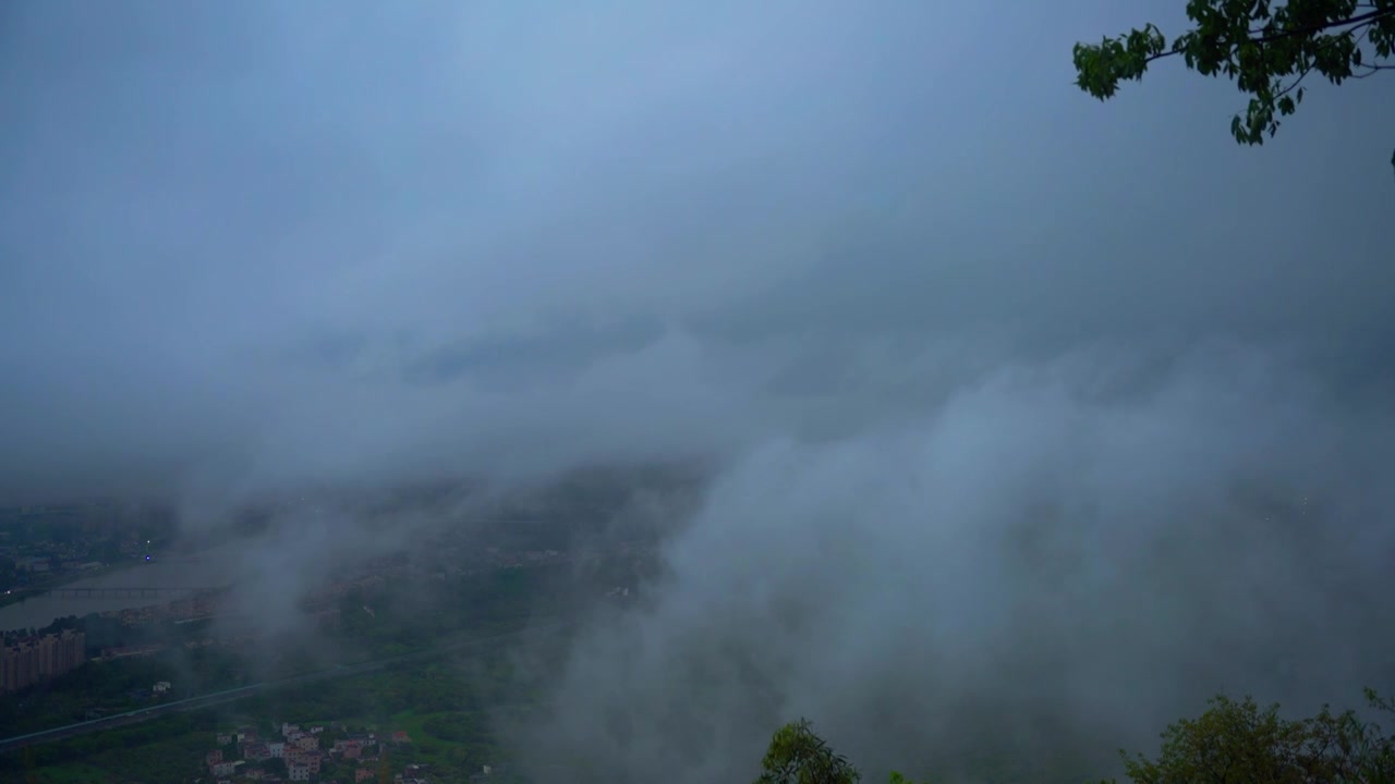 下雨天城市山间云雾缥缈视频素材