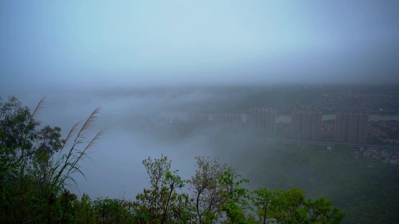 下雨天城市山间云雾缥缈视频素材