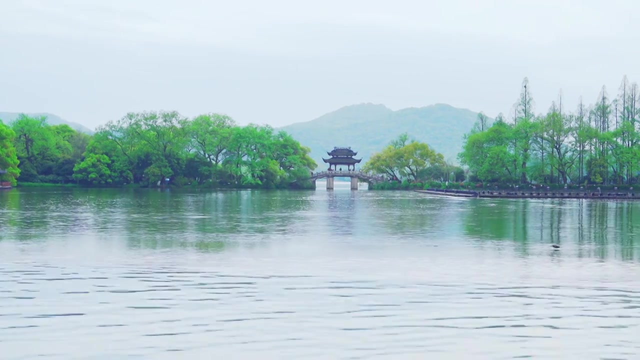 杭州西湖春天春雨中的跨虹桥江南山水自然风景视频素材