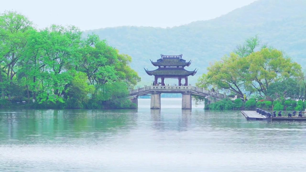 杭州西湖春天春雨中的跨虹桥江南山水自然风景视频素材