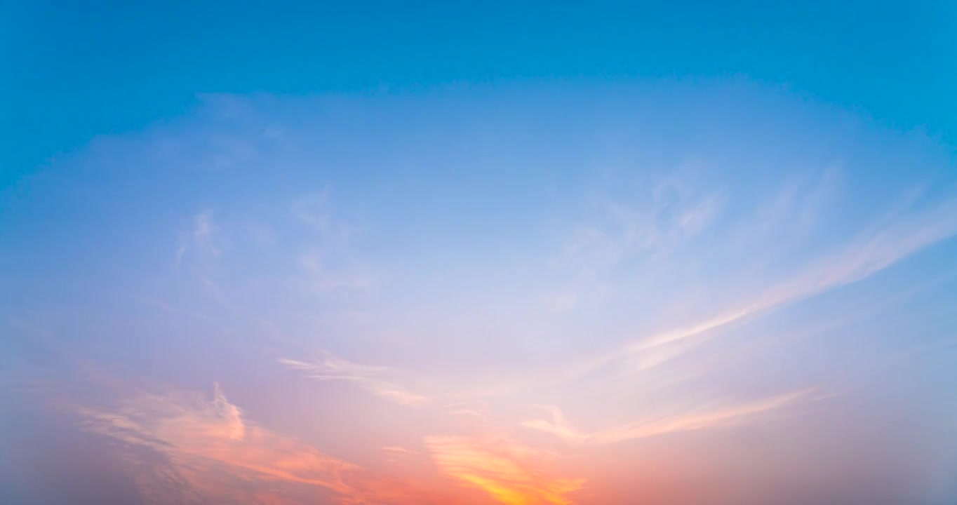 夏季高温晚霞火烧云夕阳云景喷气飞机划过天空背景时间流逝PPT背景8K高清延时视频素材