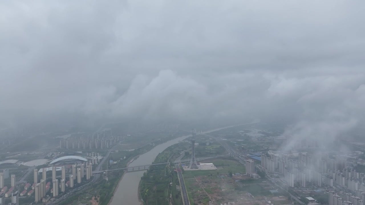 云海下的周口东区城市景观，沙颍河流域视频素材