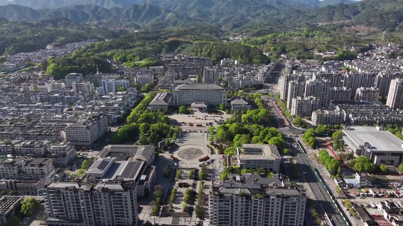 航拍浙江丽水龙泉市市民广场与市政府大楼视频素材