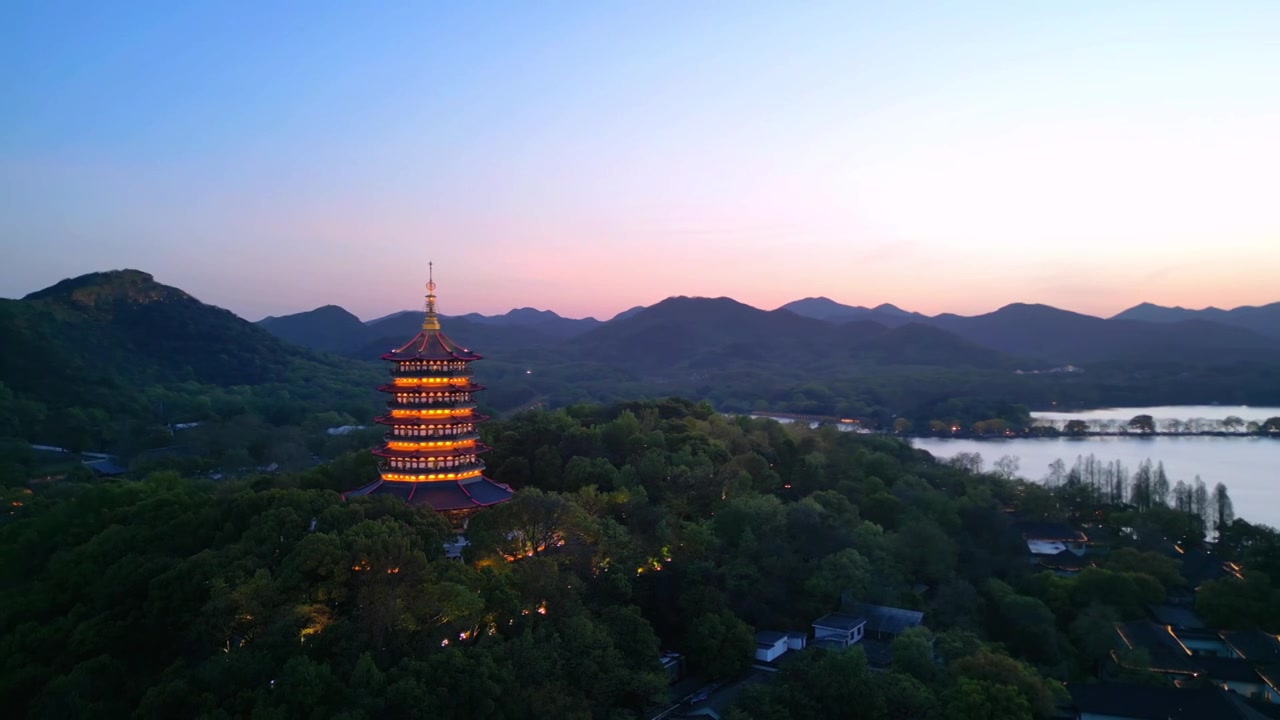 夕阳落日下的西湖雷峰塔灯光夜景视频素材