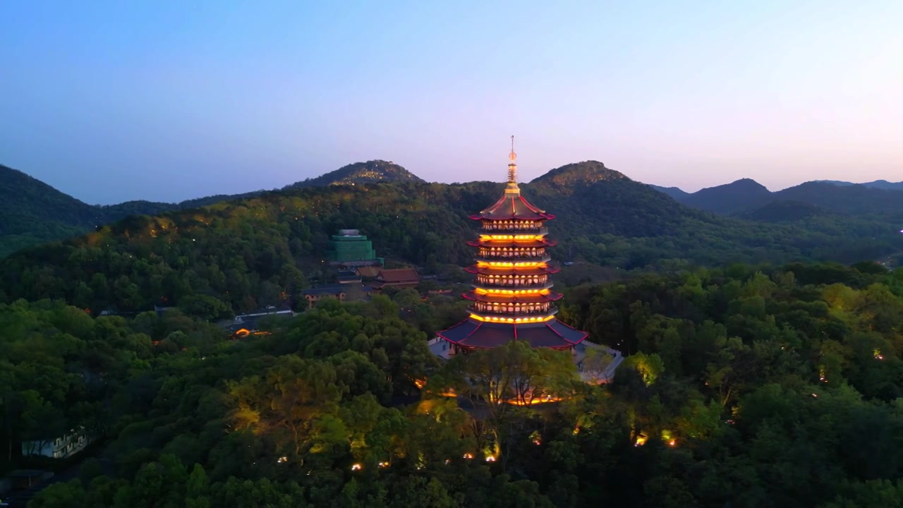 夕阳落日下的西湖雷峰塔灯光夜景视频素材