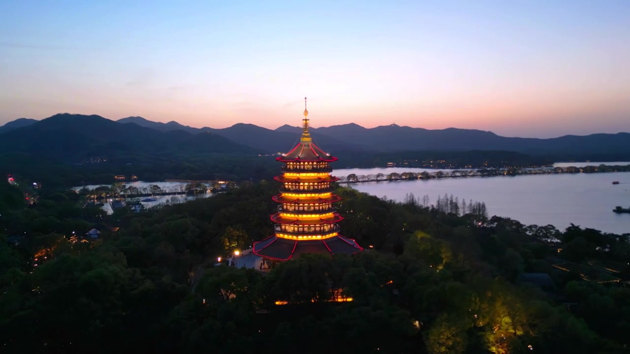 夕阳落日下的西湖雷峰塔灯光夜景视频下载