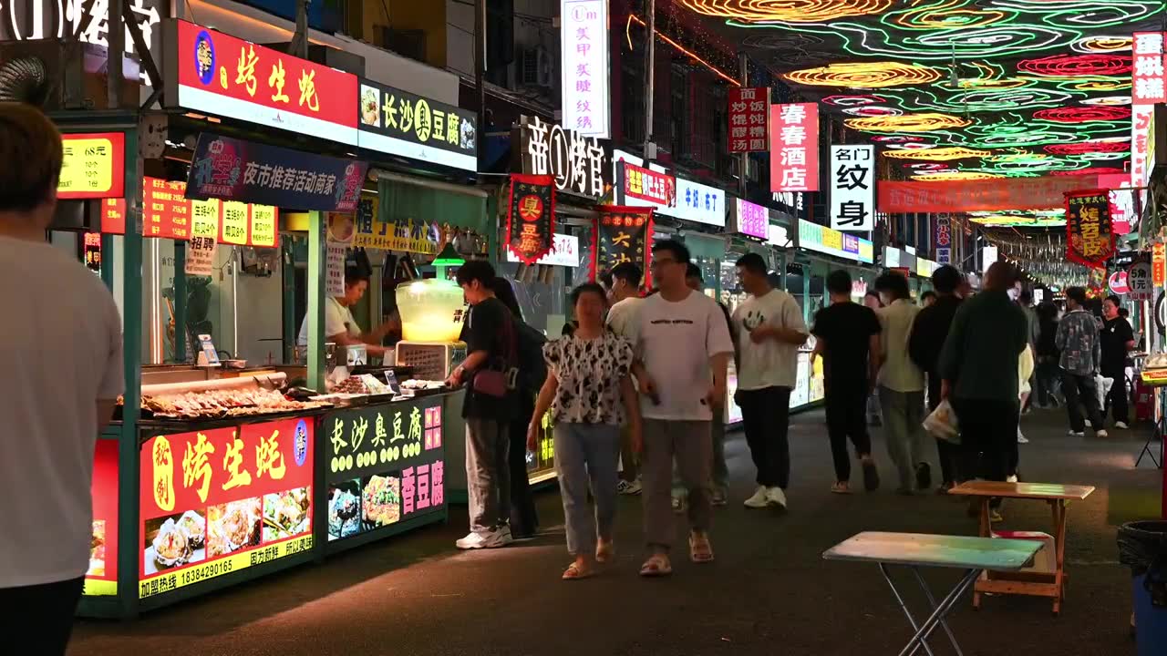 成都市郫都区犀浦夜市人头攒动视频素材