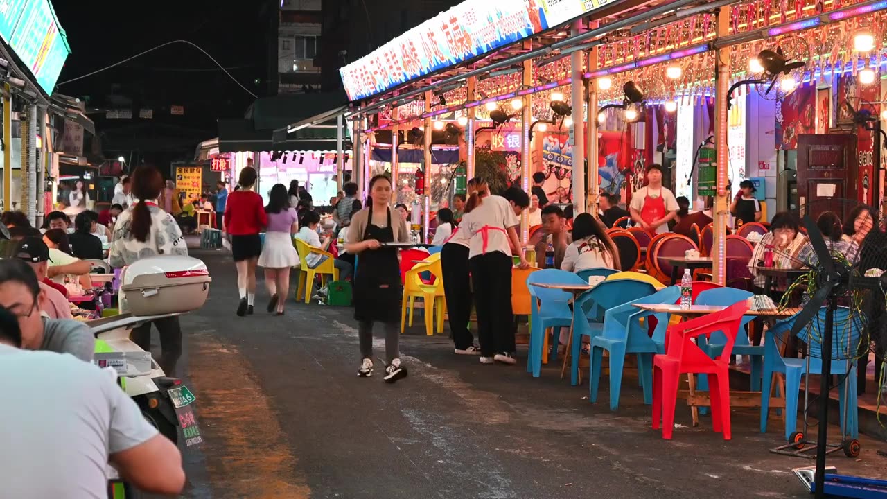 成都市郫都区犀浦夜市人头攒动视频素材