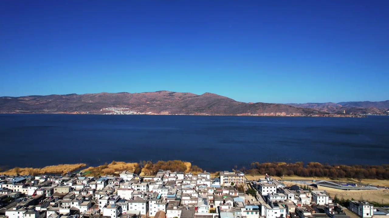 航拍云南旅游大理洱海边村庄民宿湖景视频素材