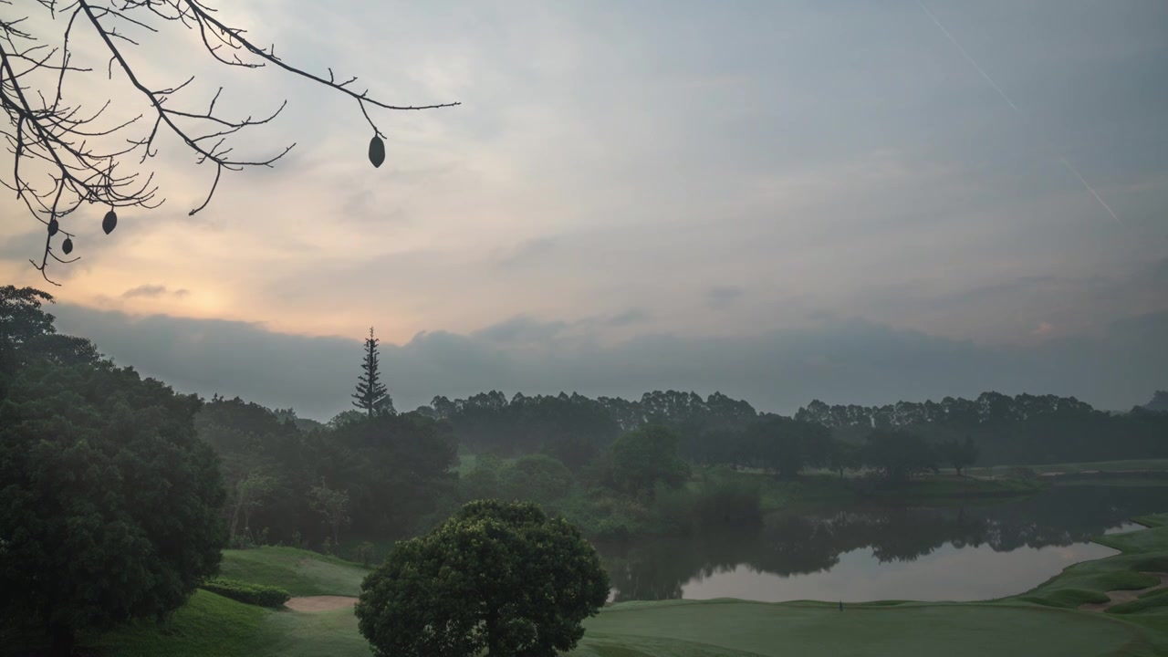 清晨朝霞延时，东莞高尔夫球场自然风光视频素材